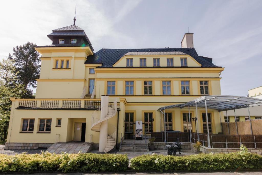 Palace Inn Jíloviště エクステリア 写真
