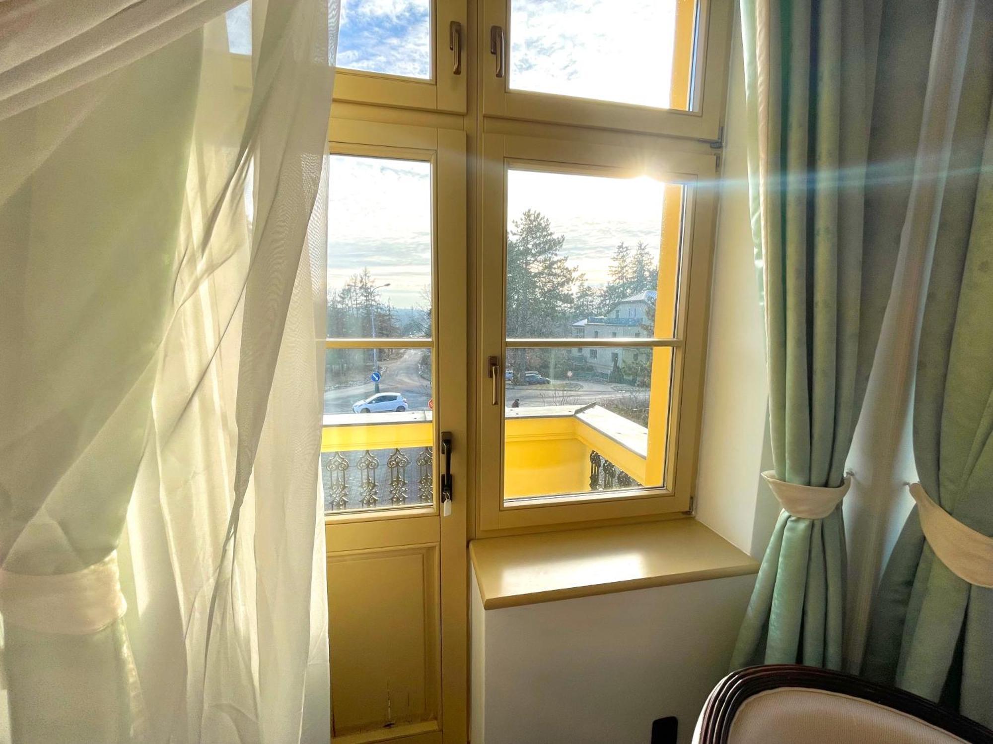 Palace Inn Jíloviště エクステリア 写真