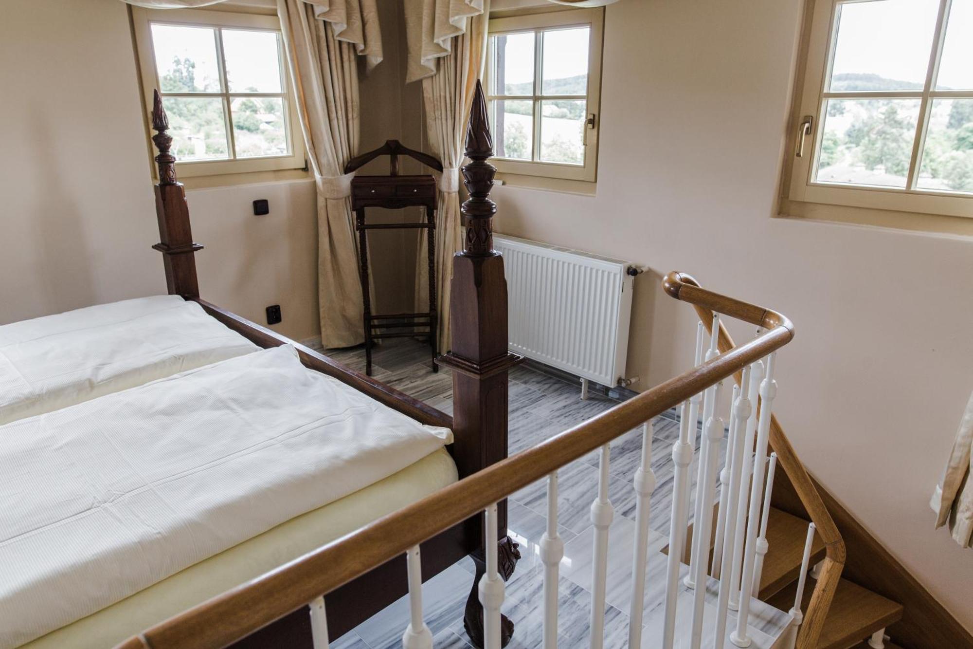 Palace Inn Jíloviště エクステリア 写真