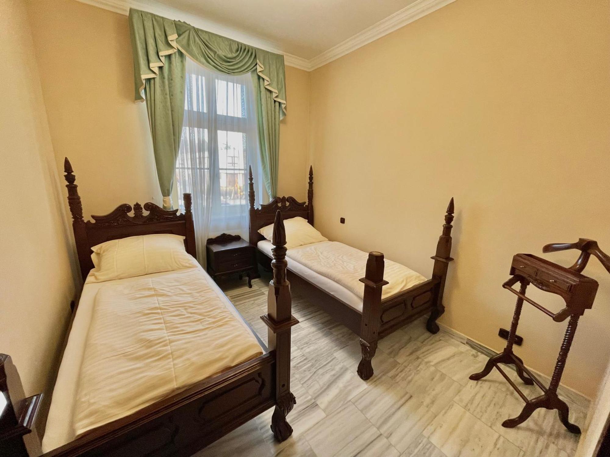 Palace Inn Jíloviště エクステリア 写真