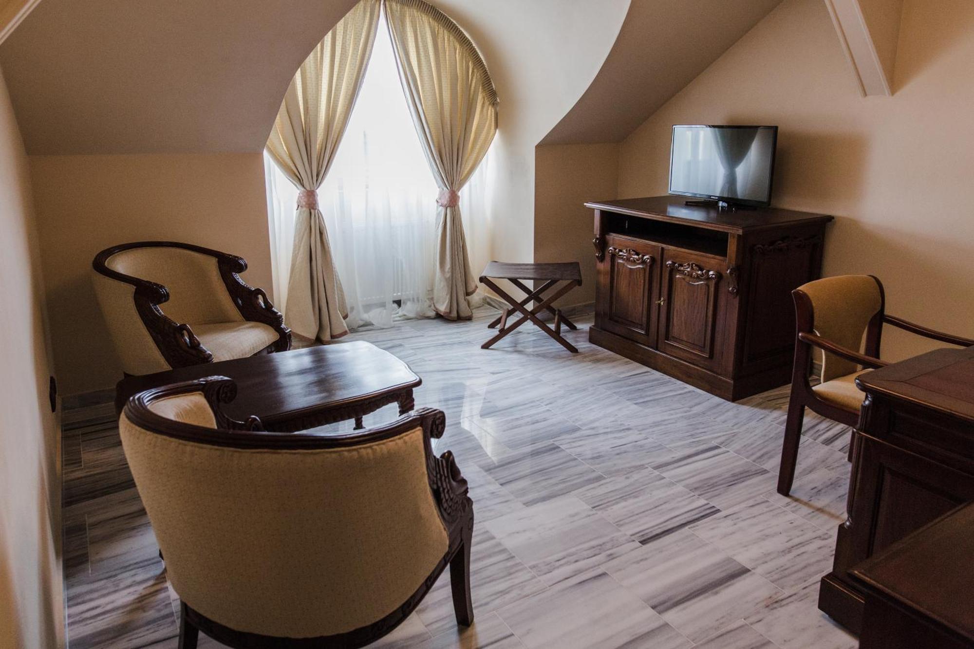 Palace Inn Jíloviště エクステリア 写真